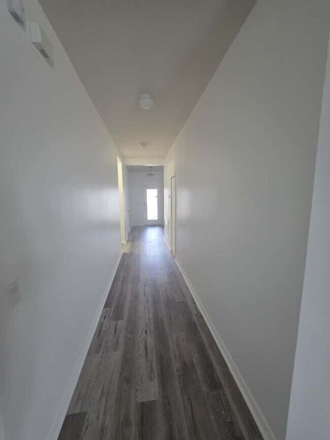 Building Photo - Beautiful house!  4/2 SINGLE FAMILY HOME