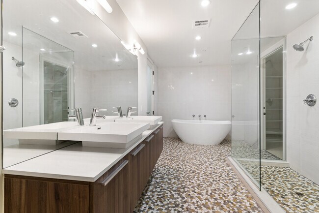 Building Photo - 225 S Hamilton Dr