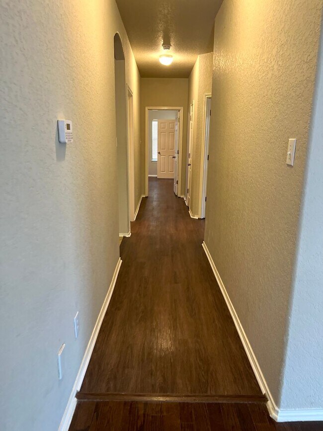 Building Photo - Nice, Roomy & Ready! 3 Bedroom 2 Bath in S...