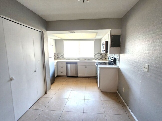 Building Photo - 2 bed 2 bath condo