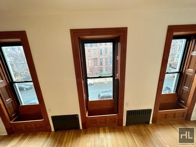 Building Photo - 2BR 1BA Top Floor 1901 Brownstone Original...