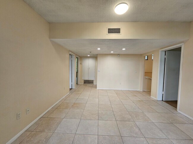 Building Photo - 6 Bedroom/3 Bath home in Black Acres