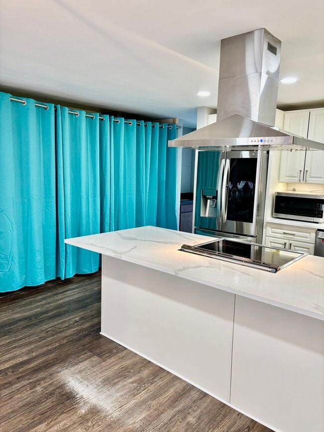 Building Photo - 2 Bed / 2 Bath updated Mercer Island condo...