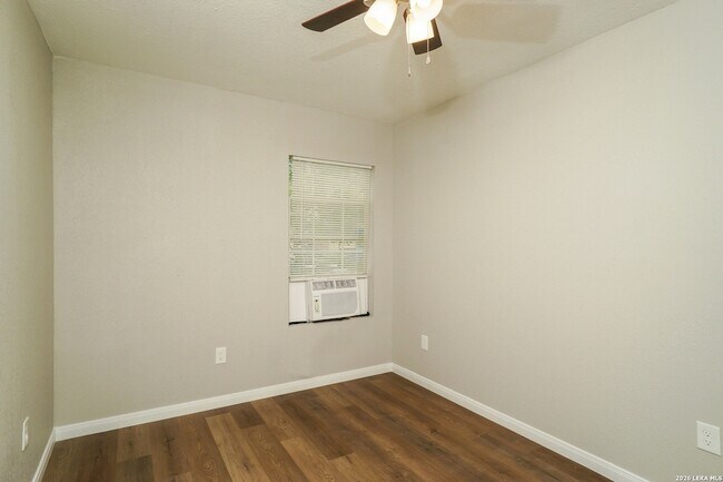 Building Photo - 614 N Sabinas St