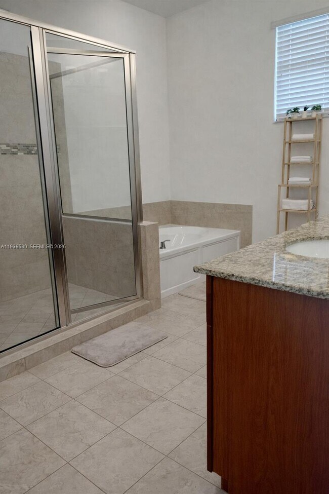 Building Photo - 909 NE 193rd Terrace