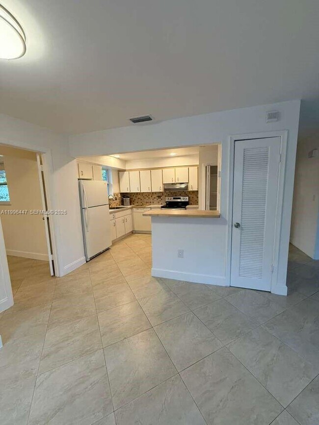 Building Photo - 325 NE 131st St