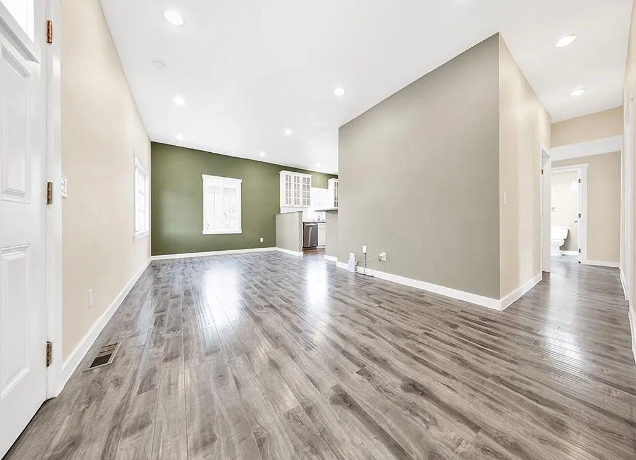 Building Photo - 131 E Ave 45