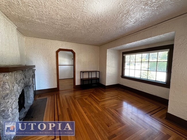 Building Photo - Charming 3 Bedroom, 1.5 Bathroom close to ...