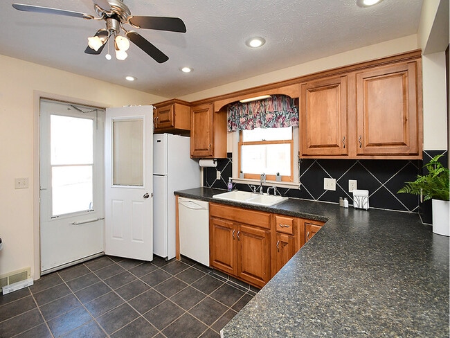 Building Photo - 705 E 9th St