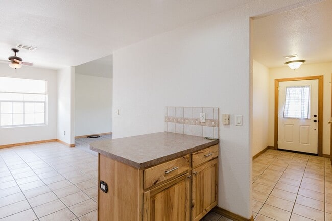 Building Photo - Spacious 4 Bedroom 2 Bath Home near Shopping