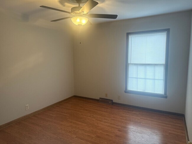 Building Photo - Large Family Home!!