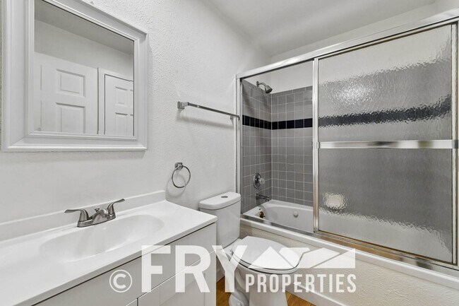Building Photo - 14313 E Warren Pl