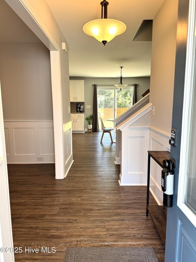 Building Photo - 425 Pebble Shore Dr
