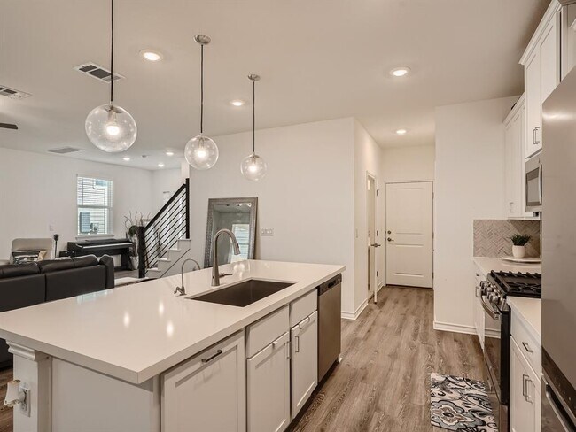 Building Photo - 2909 Bronx Dr
