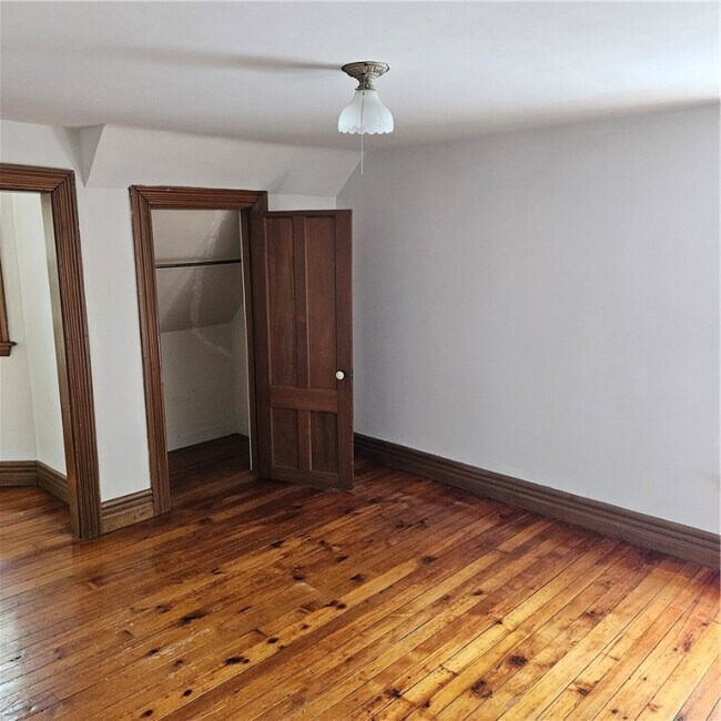Building Photo - 217 Merriman St