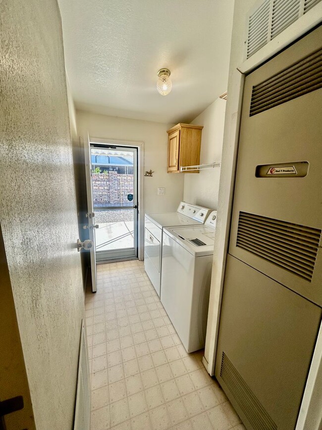 Building Photo - Charming 2-Bedroom 2-Bathroom Furnished Ma...