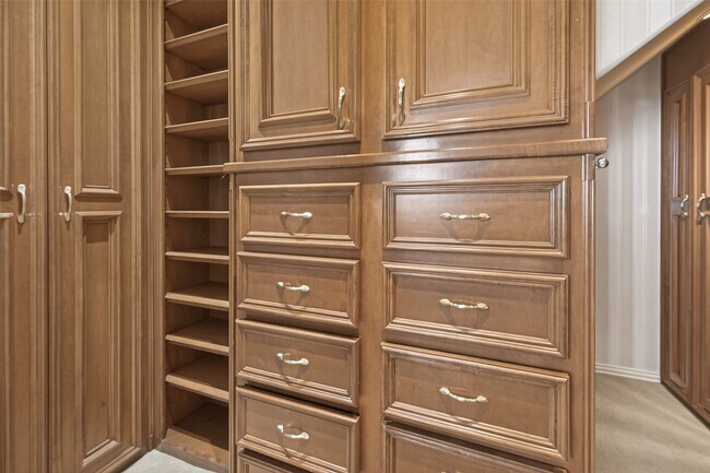 Building Photo - 2210 Bywater Dr