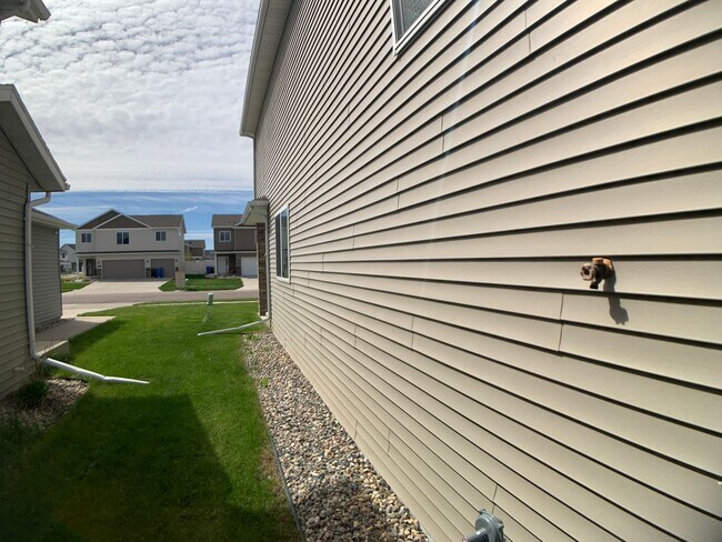 Building Photo - 3 Bed 3 Bath Single Family Home