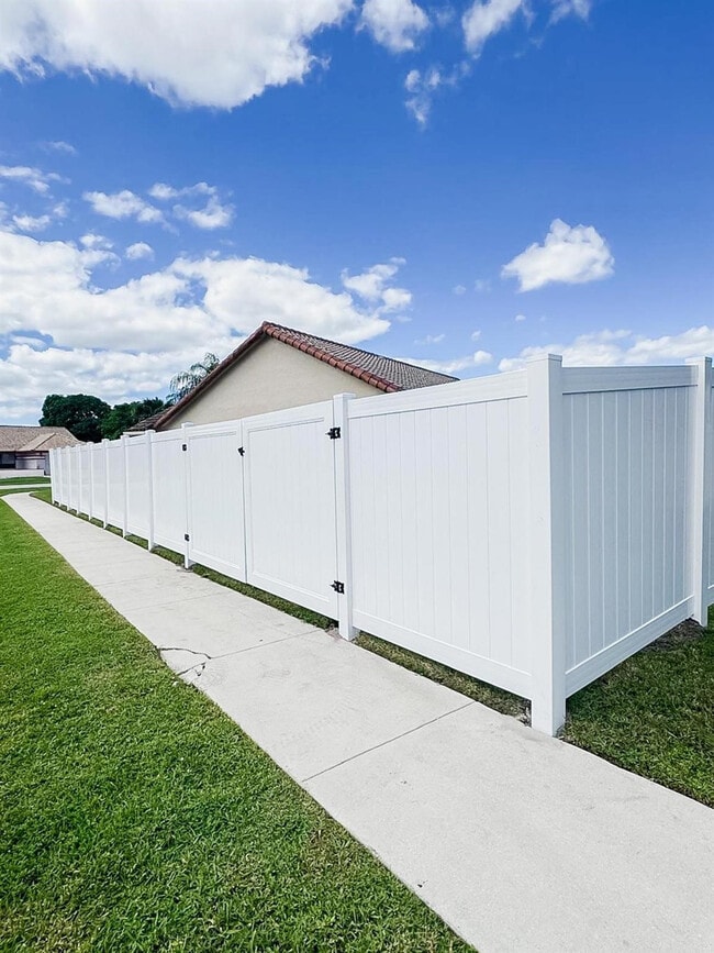 Building Photo - 9398 Laurel Green Dr