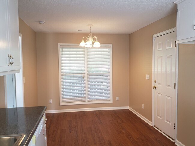 Building Photo - Rent Ready in New Market