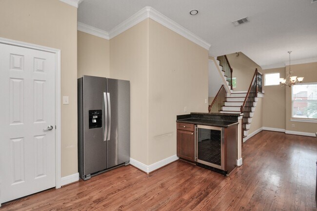 Building Photo - 1137 W 24th St