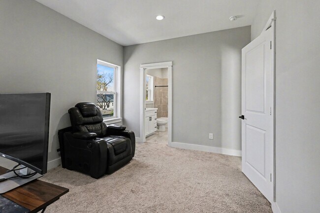 Building Photo - 825 Woodcrest Dr