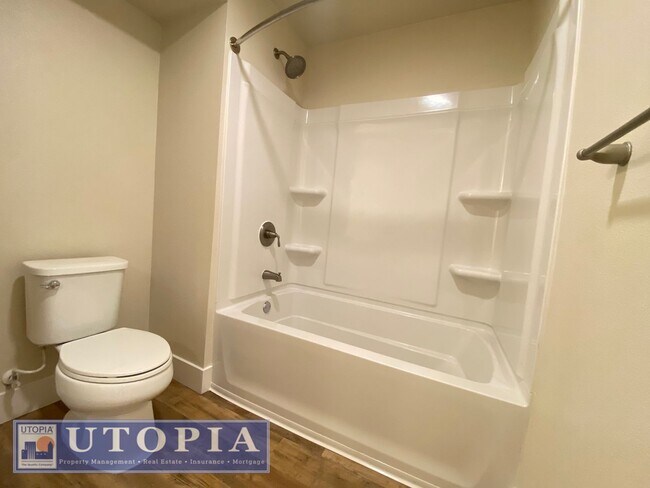 Building Photo - Beautiful, top floor apartment located in ...