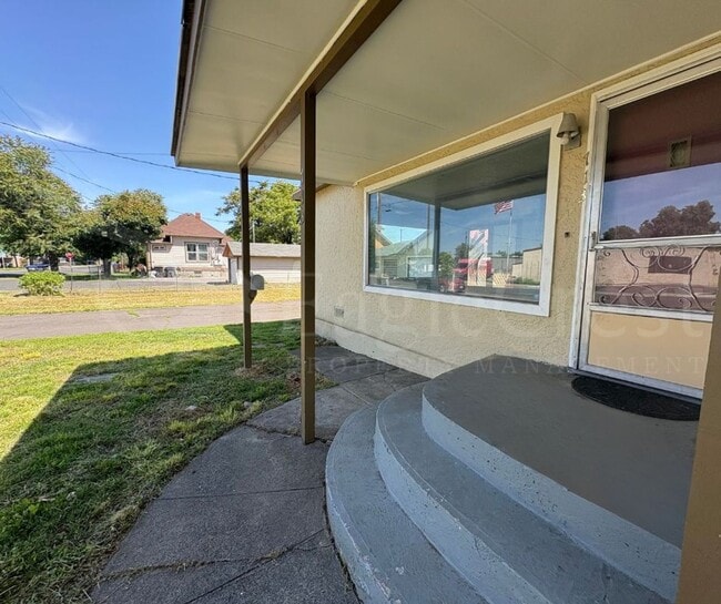 Building Photo - Two Bedroom House with Bonus Room Located ...