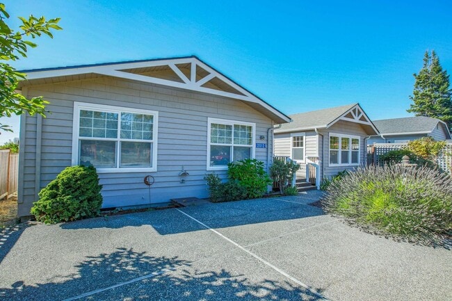 Building Photo - Lovely Mid-Island Home Available August 19th!
