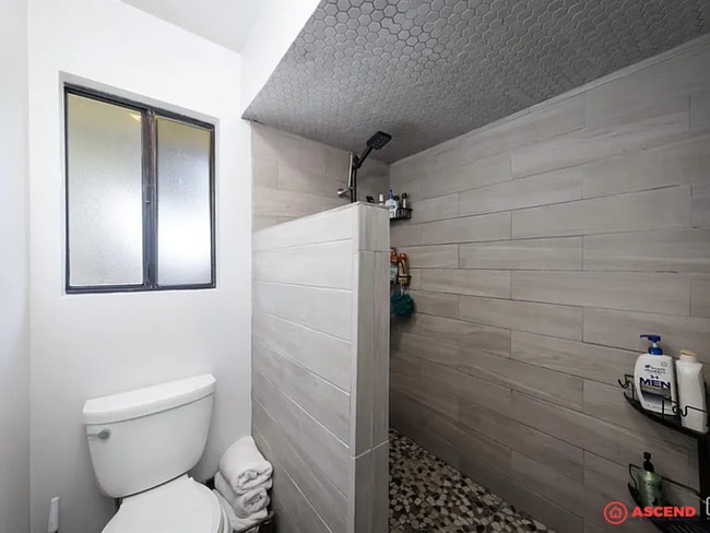 Building Photo - Captivating Home Near Highland Highschool!