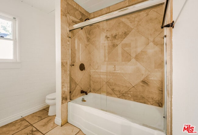 Building Photo - 5754 Fallbrook Ave