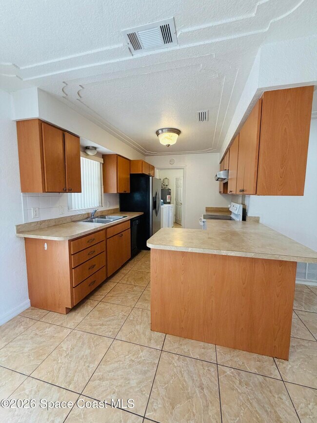 Building Photo - 981 Palmer St