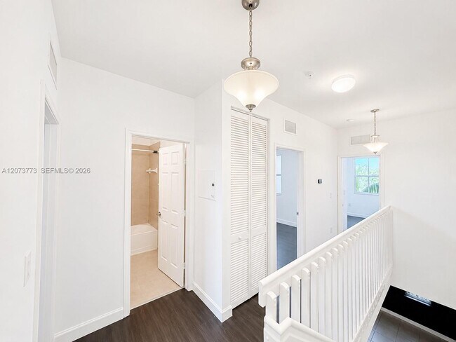 Building Photo - 142 SE 28th Ter