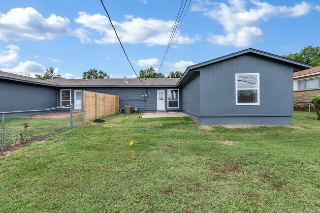 Building Photo - 5415 E 17th St