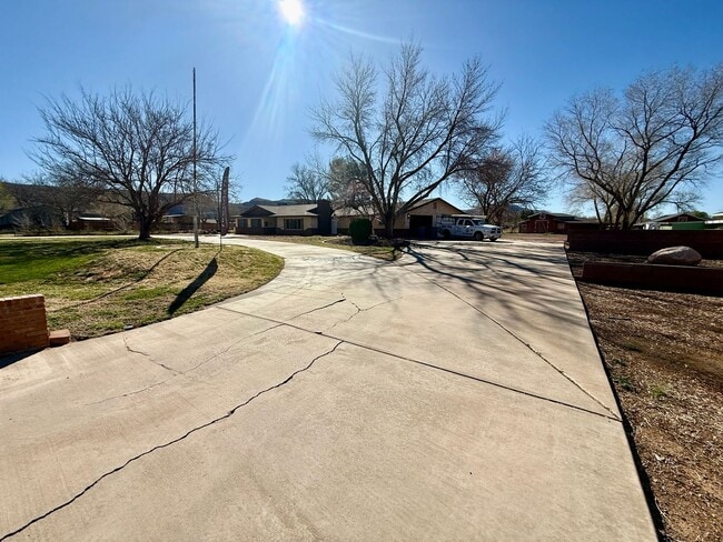 Building Photo - Beautifully Remodeled Three Bedroom Home on 2 Acres with Horse Privileges in Hurricane