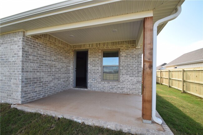 Building Photo - 320 Palm St