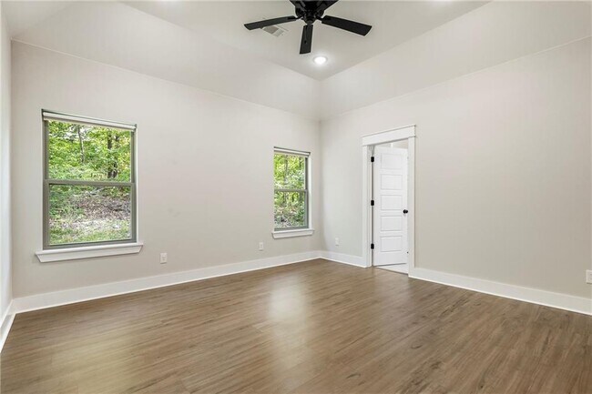 Building Photo - 19 Theale Ln