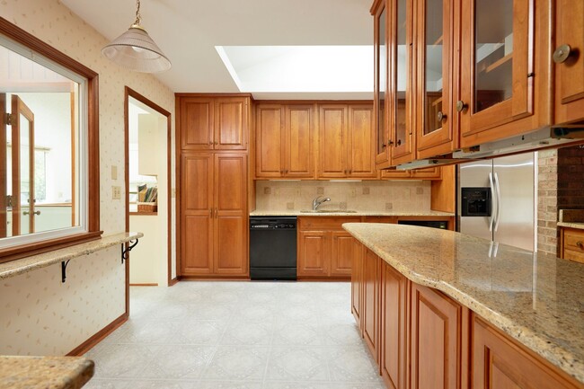 Building Photo - Sparkling and Spacious