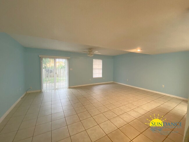 Building Photo - Great 3 Bedroom Townhouse Close to Both Ba...