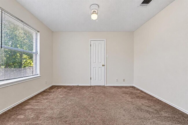 Building Photo - 2616 Oakwood Glen Dr