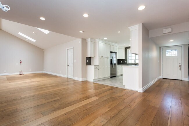 Building Photo - Spacious Entertainers Retreat in San Carlos!