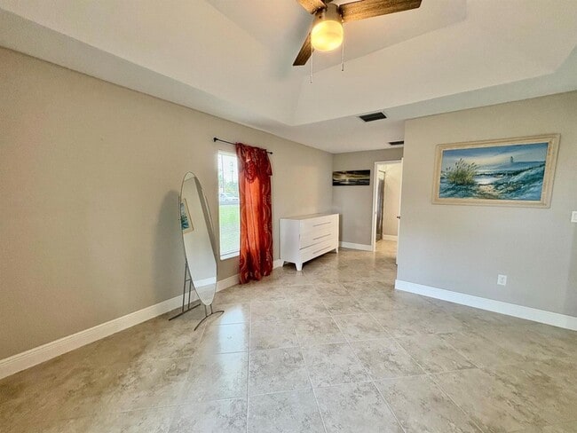 Building Photo - 713 SE East Ave