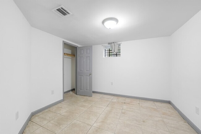 Building Photo - 904 S 18th St