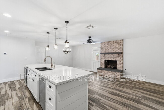 Building Photo - 447 E Carson Dr
