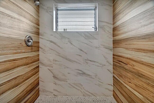 Building Photo - 1450 NE 170th St