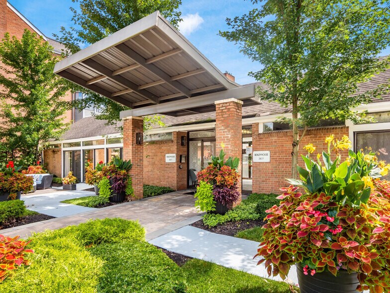 BEXLEY HOUSE 2877 E Broad St Columbus OH 43209 Apartment Finder