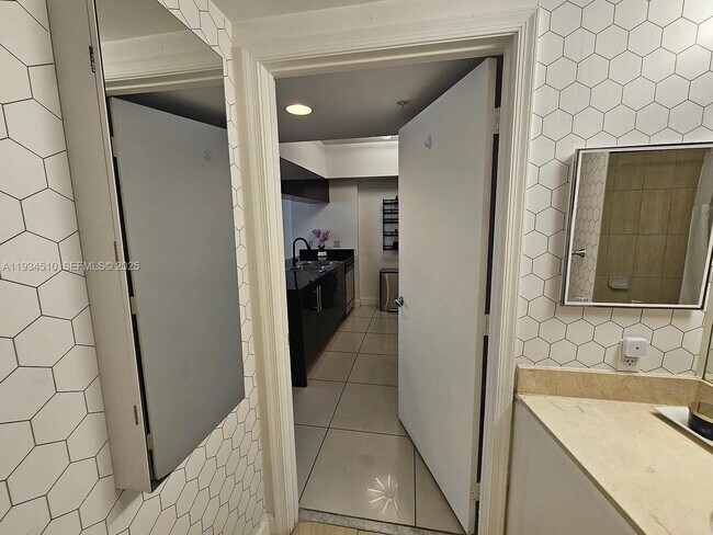 Building Photo - 1750 N Bayshore Dr