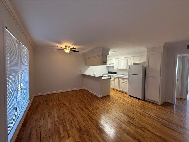 Building Photo - 425 E 9th St