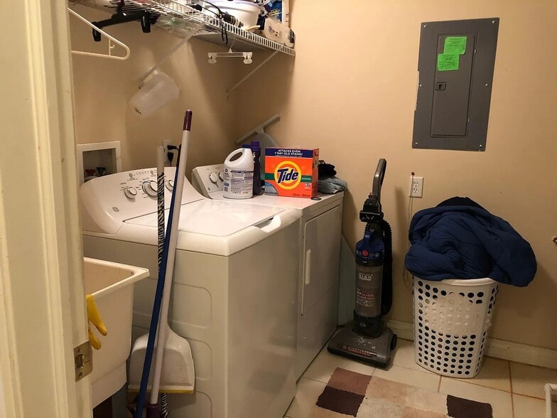 Building Photo - 5748 Hampshire Ln