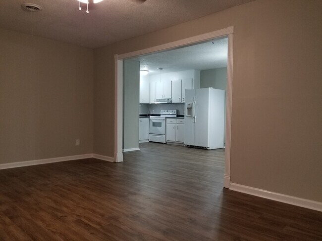 Building Photo - Awesomely Located 3 bedroom 2 bath Available!